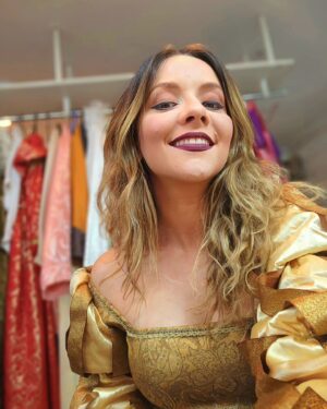 Letícia Tomazella Instagram - Catarina e camarim.

Sábados e domingos, no @teatrouol 🎭