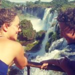 Letícia Tomazella Instagram - Uma foto antiga com o @leon.roizenblitt. Por nada. Apenas saudade - muita saudade - de quando ele ainda não tinha 1.87 de altura. De quando a gente brincava de força contra o portão e eu ganhava (lembro da primeira vez que ele ganhou. Ficou grande e forte de um dia pro outro, como crescem rápido... Depois disso, percebi, ele já era um homem). De quando eu pressionava pra que ele comesse vegetais. De quando ele ficava nervoso jogando Catan. De quando brigávamos porque ele tava chato (eu nunca fui chata, o chato era ele, juro!). De quando ele rapava a comida da casa (acabava o ketchup em um dia e meio). De quando ele amava sair com a gente pra passear em museus e caminhar pelas ruas, aleatoriamente. Lembro de irmos juntos pro Rio, e o rostinho dele amando tudo... Era rostinho, hoje é rostão e tem barba (pouca, mas tem). De quando levei ele no set de gravação de uma novela. De quando ele quis fazer teatro - e fez. Aplaudi de pé sua primeira apresentação, que era baseada em Ibsen. Ambos com ascendente em satanáries, rolaram aí umas tretas. Mas morar com esse garoto - hoje homão (saudade da palavra "homenzarrão") - foi uma das coisas mais gostosas que já vivi. Tô com saudade até do ralinho da pia que ele deixava sujo (embora tenha se tornado um ótimo dono de casa, sob minha constante pressão, claro). Saudade do seu risoto de pera com gorgonzola. Saudade de você deitando na nossa cama pra abraçar e papear. Saudade de você. Ele foi estudar cinema fora, e eu sinto tanto orgulho. Mas a saudade aperta. Orgulho, amor e saudade, o trio do momento aqui no meu peito. Te amo, Leon. Vc é meu filho de coração e alma desde sempre e pra sempre. Hoje é domingo, dia oficial da gente. (O Yuri também é meu amor, sempre, mas é que hoje o post é sobre vc. Porque vc não mora mais aqui em casa, e eu tô com uma absurda saudade!) ❤️