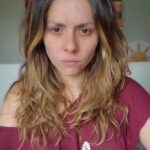 Letícia Tomazella Instagram - Vozes e vozes na nossa cabeça dizendo que temos que aparecer, fazer, acontecer, não, não importa muito como a gente esteja, a gente tem que aparecer, tem que ser visto, a gente tem que pagar contas, a gente tem que ser phoda, a gente tem que tudo, senão a gente se dilui feito grão no oceano, o mundo é imenso, você precisa ser alguma coisa muito especial, especial o tempo todo, mas que preguiça de me maquiar, não gosto, não quero, tô cansada, tive insônia, mas preciso postar, minhas redes andam paradas, o algoritmo não gosta, o mercado não gosta, o mercado tá difícil, você é grão de areia como todo mundo, mas só sobrevivem os grãos que brilham, não importa o preço pago, então vai, dá um jeito, finge sol mesmo estando lua, vai lá e falseia um brilho, não importa se é de verdade, vai lá e faz, faz, faz, faz, sua exaustão não interessa a ninguém etc. etc. etc. Tem dias que são assim, noites. Postei. CHECK. Hi, people! #bomdia #boanoite 💜
