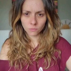 Letícia Tomazella Instagram - Vozes e vozes na nossa cabeça dizendo que temos que aparecer, fazer, acontecer, não, não importa muito como a gente esteja, a gente tem que aparecer, tem que ser visto, a gente tem que pagar contas, a gente tem que ser phoda, a gente tem que tudo, senão a gente se dilui feito grão no oceano, o mundo é imenso, você precisa ser alguma coisa muito especial, especial o tempo todo, mas que preguiça de me maquiar, não gosto, não quero, tô cansada, tive insônia, mas preciso postar, minhas redes andam paradas, o algoritmo não gosta, o mercado não gosta, o mercado tá difícil, você é grão de areia como todo mundo, mas só sobrevivem os grãos que brilham, não importa o preço pago, então vai, dá um jeito, finge sol mesmo estando lua, vai lá e falseia um brilho, não importa se é de verdade, vai lá e faz, faz, faz, faz, sua exaustão não interessa a ninguém etc. etc. etc.

Tem dias que são assim, noites. 

Postei. CHECK.

Hi, people!

#bomdia #boanoite 

💜