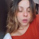 Letícia Tomazella Instagram - O Brasil é imenso. E, embora o teatro não goste do sotaque caipira, que é meu sotaque-mãe, decidi trazê-lo de volta. Sou nascida e criada numa pequeniníssima cidade chamada Monte Azul Paulista, onde minha família vive até hoje, e essa caipirice maravilhosa pra sempre estará dentro de mim, porque é o que sou: uma caipira. Eu amo ser caipira. Lembro de como São Paulo me recebeu bem, amo essa pauliceia desvairada, e não troco aqui por nada. Mas o paulistano médio menospreza seus caipiras, e a cidade às vezes era assustadora pra mim. A malícia necessária pra andar nas ruas, a quantidade de gente e de possibilidades, o medo da violência, a paixão pela diversidade, é tanta coisa junta e misturada... Mas algo da caipira que chegou aqui sozinha pra sempre vai me habitar. E meu sotaque é a celebração disso. AmoRRR... CaloRRR... VentiladoRRR. Retomei meus erres. Retomei meus eus. Só isso mesmo. Beijos noceis tudo! ❤️