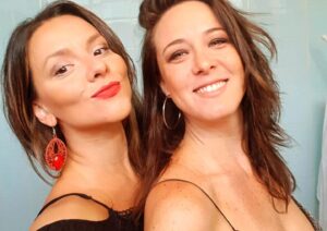 Letícia Tomazella Instagram - Uma sequência de fotos aleatórias nossas pra contar que hoje é aniversário de uma das mulheres mais importantes da minha vida. Minha dupla, "que Letícia? A Canna ou a Toma?", minha amiga, irmã, parceira de andança árdua e louca nesse planetão estranho e belo.

Ela nasceu no dia de Santa Luzia, e talvez por isso recebeu a bênção de ter os olhos mais lindos do mundo. Não só pela cor deles nem apenas pelo belo formato amendoado, mas pela forma como eles, essas esmeraldas, enxergam o mundo: uma profundeza verde-água, como aquelas lagoas em grutas misteriosas, e o mundo pra ela (e pra eles, seus olhos-esmeralda) é isso, esse encanto dionisíaco, uma aventura em lugares onde se encontram morcegos e ouro. 

Ela sabe tanto sobre a Alma, que o próprio Dioniso não permitiu que ela não fosse atriz. Lembro de ele dizer: desça e seja! E assim se fez a luz. Ela tinha que estar lá, nos palcos, nos sets, colocando máscaras e evocando seres, mostrando que a pluralidade é também unidade. E como brilha quando está em cena, meu Deus... Eu amo vê-la atuar. Ela atua com vísceras, coração e com seus olhos-lagoa-esmeralda.

Então ela é essa profundidade toda, sabe fazer andanças na escuridão, dançar com serpentes, reivindicar prazeres, fazer fogueira (ela é o próprio fogo, que aquece e ilumina a gente), sabe gritar reivindicações, esbravejar dores, atrair amores, sabe gargalhar alto, aquele riso que quebra demanda e traz alegria onde quer que seja. Laroyê, mulher!

Ela é mais, muito mais que essas metáforas todas, porque ela é a própria poesia.

E como se não bastasse tudo isso, esse poder, selvageria e inteligência... Ela ainda é uma GOSTOSA do c@r@lh*!!! ❤️

Te amo @leticiacannavale

Feliz aniversário! Você merece todas as bênçãos que todos os deuses e deusas são capazes de conceder! 🍀🍾
Evoé!