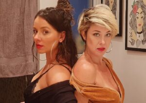 Letícia Tomazella Instagram - Uma sequência de fotos aleatórias nossas pra contar que hoje é aniversário de uma das mulheres mais importantes da minha vida. Minha dupla, "que Letícia? A Canna ou a Toma?", minha amiga, irmã, parceira de andança árdua e louca nesse planetão estranho e belo.

Ela nasceu no dia de Santa Luzia, e talvez por isso recebeu a bênção de ter os olhos mais lindos do mundo. Não só pela cor deles nem apenas pelo belo formato amendoado, mas pela forma como eles, essas esmeraldas, enxergam o mundo: uma profundeza verde-água, como aquelas lagoas em grutas misteriosas, e o mundo pra ela (e pra eles, seus olhos-esmeralda) é isso, esse encanto dionisíaco, uma aventura em lugares onde se encontram morcegos e ouro. 

Ela sabe tanto sobre a Alma, que o próprio Dioniso não permitiu que ela não fosse atriz. Lembro de ele dizer: desça e seja! E assim se fez a luz. Ela tinha que estar lá, nos palcos, nos sets, colocando máscaras e evocando seres, mostrando que a pluralidade é também unidade. E como brilha quando está em cena, meu Deus... Eu amo vê-la atuar. Ela atua com vísceras, coração e com seus olhos-lagoa-esmeralda.

Então ela é essa profundidade toda, sabe fazer andanças na escuridão, dançar com serpentes, reivindicar prazeres, fazer fogueira (ela é o próprio fogo, que aquece e ilumina a gente), sabe gritar reivindicações, esbravejar dores, atrair amores, sabe gargalhar alto, aquele riso que quebra demanda e traz alegria onde quer que seja. Laroyê, mulher!

Ela é mais, muito mais que essas metáforas todas, porque ela é a própria poesia.

E como se não bastasse tudo isso, esse poder, selvageria e inteligência... Ela ainda é uma GOSTOSA do c@r@lh*!!! ❤️

Te amo @leticiacannavale

Feliz aniversário! Você merece todas as bênçãos que todos os deuses e deusas são capazes de conceder! 🍀🍾
Evoé!