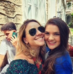 Letícia Tomazella Instagram - Eu e a @liviainhudes temos bochechas que dialogam e facilmente poderíamos ser mãe e filha na ficção. Fora que eu amo essa garota. 💜
E atrás temos esse gato do @cauecamposs (que já foi meu filho na ficção) querendo participar da foto (ja tem uma dele aqui no meu feed, pois eu amo esse garoto! ❤️)