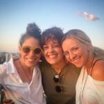 Letícia Tomazella Instagram - Começo de trabalho, fluxo de amizade gostosa, afeto em abundância... ❤️ Obrigada @maevejinkings e @launogueira 💃🌹