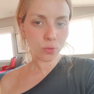 Letícia Tomazella Instagram - Boa semana, brasileires. Ano passado eu morri, mas esse ano não morro!
Semana que vem a gente renasce com #Lula presidente!