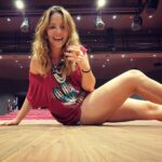 Letícia Tomazella Instagram - Sextou com gostinho de ensaio geral, porque amanhã estreia nossa peça em Brasília - e tem emoções que só o teatro proporciona. Tipo: céus, por que escolhi fazer isso mesmo? Dá muito trabalho e pouco reconhecimento, então por que, pra quê, meu coração acelerou, o público tá entrando, dá tempo de sair correndo? Sei lá, só sei que quando acaba, estamos quase sempre numa alegria orgasmática acendendo cigarros (eu nem fumo) do tipo "foi bom pra você?" e querendo agarrar a plateia. Respirando a sensação de missão cumprida. E com vontade de fazer mais. A gente é doido. Num teatro semi-arena como este, então, nem se fala: estamos todos juntos, bem juntos mesmo, num tipo de festa, tentando pensar sobre a vida - e rir dela um pouco. Uma comunhão. Obrigada @befelinto pela confiança, pela parceria e pelas infinitas risadas durante os ensaios. ❤️ Bom fim de semana, meu povo!