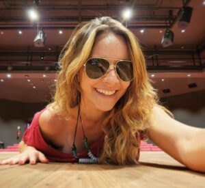 Letícia Tomazella Instagram - Sextou com gostinho de ensaio geral, porque amanhã estreia nossa peça em Brasília - e tem emoções que só o teatro proporciona. Tipo: céus, por que escolhi fazer isso mesmo? Dá muito trabalho e pouco reconhecimento, então por que, pra quê, meu coração acelerou, o público tá entrando, dá tempo de sair correndo? Sei lá, só sei que quando acaba, estamos quase sempre numa alegria orgasmática acendendo cigarros (eu nem fumo) do tipo "foi bom pra você?" e querendo agarrar a plateia. 
Respirando a sensação de missão cumprida. E com vontade de fazer mais. A gente é doido.

Num teatro semi-arena como este, então, nem se fala: estamos todos juntos, bem juntos mesmo, num tipo de festa, tentando pensar sobre a vida - e rir dela um pouco. Uma comunhão.

Obrigada @befelinto pela confiança, pela parceria e pelas infinitas risadas durante os ensaios. 
❤️

Bom fim de semana, meu povo!