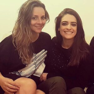 Letícia Tomazella Instagram - Hoje é o dia da minha Lilitoca. Minha posh-spice. Meu creme brulèe. A dona dos glúteos mais belos que os deuses já desenharam. A dona do sorriso mais sapeca. A dona do charme mundial. O olhar penetrante que te convida a sorrir. O coração generoso que te convida a se abrir. As mãos que não soltam as dos amigos jamais. Isso é tão poderoso. Que sortuda sou de ter @lisandracortez na minha vida.

A gente se entendeu já no primeiro olhar. Aquarianas... Ela entende sobre amizade. Sobre lealdade. Sobre parceria. Ela entende sobre gargalhada, palhaçada, irreverência. Ela é a melhor parceira de coxia e camarim. E ela me deixa apalpar seu bumbum divino-maravilhoso (obrigada, Deus, pela abundância em minha vida!). Uma excelente ouvinte, tá sempre pronta pra ajudar os seus. Uma profunda pesquisadora de si, do ser humano e suas águas profundas. Uma estudiosa do espírito e do corpo. Uma pessoa que sabe o que é ser do bem: olhar o outro como a si mesmo. 

Quem tem Lili por perto realmente tem muito! 
Ela é essa riqueza toda... E merece que o universo lhe traga em triplo tudo de maravilhoso que ela é. Minha Lilitoca, que seu novo ciclo seja recheado de maravilhas! Abundância, realizações potentes, alegrias infinitas! Que a boa sorte te acompanhe todos os dias. 🍀❤️ Te amo.