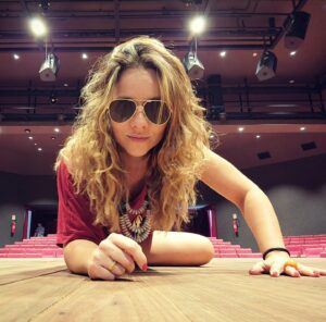 Letícia Tomazella Instagram - Sextou com gostinho de ensaio geral, porque amanhã estreia nossa peça em Brasília - e tem emoções que só o teatro proporciona. Tipo: céus, por que escolhi fazer isso mesmo? Dá muito trabalho e pouco reconhecimento, então por que, pra quê, meu coração acelerou, o público tá entrando, dá tempo de sair correndo? Sei lá, só sei que quando acaba, estamos quase sempre numa alegria orgasmática acendendo cigarros (eu nem fumo) do tipo "foi bom pra você?" e querendo agarrar a plateia. 
Respirando a sensação de missão cumprida. E com vontade de fazer mais. A gente é doido.

Num teatro semi-arena como este, então, nem se fala: estamos todos juntos, bem juntos mesmo, num tipo de festa, tentando pensar sobre a vida - e rir dela um pouco. Uma comunhão.

Obrigada @befelinto pela confiança, pela parceria e pelas infinitas risadas durante os ensaios. 
❤️

Bom fim de semana, meu povo!