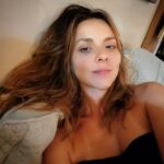 Letícia Tomazella Instagram - É sábado e você ouve ao longe um som de balada. Um som recorrente que te traz melancolia. Uma melancolia boa. Aquela coisa de: estão festejando e não estou lá. Aquela coisa de estar sozinha e ter prazer nisso e ter um certo desgosto ao mesmo tempo. Você ouve o som ao longe e não está naquela balada, primeiro por não querer, prefere a liberdade da cama, segundo por não saber bem que balada é essa. Onde é? Se vale o desgaste, se vale a vitalidade empregada. Eu talvez dançasse muito lá. Um som ao fundo que denota gente animada se divertindo. No geral, pessoas de menos de 30. Você se lembra da adolescência e sorri. Que metabolismo. Depois interrompe o sorriso lembrando do naipe da galera da sua adolescência. Então, respira o alívio, a vida é mais generosa do que parece. Aí aumenta o som lá longe, que festança. Gente jovem reunida. É sábado e você está fora de casa, em outro estado, e descobre que prefere enfiar os pés em edredons impessoais a ter que lidar com paetês e batons. É sábado e você bebe sozinha, porque sim. É sábado e, verdade verdadeira, tanto faz: eles que dancem, que eu vou é fazer coisas simples. A música aumenta lá fora. E aqui dentro. Eu às vezes amo o que não vivi. Boa noite. 🌙