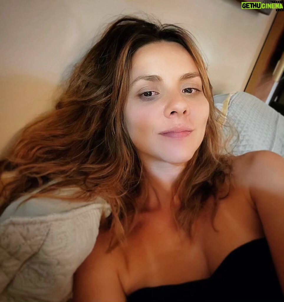 Letícia Tomazella Instagram - É sábado e você ouve ao longe um som de balada. Um som recorrente que te traz melancolia. Uma melancolia boa. Aquela coisa de: estão festejando e não estou lá. Aquela coisa de estar sozinha e ter prazer nisso e ter um certo desgosto ao mesmo tempo. Você ouve o som ao longe e não está naquela balada, primeiro por não querer, prefere a liberdade da cama, segundo por não saber bem que balada é essa. Onde é? Se vale o desgaste, se vale a vitalidade empregada. Eu talvez dançasse muito lá. Um som ao fundo que denota gente animada se divertindo. No geral, pessoas de menos de 30. Você se lembra da adolescência e sorri. Que metabolismo. Depois interrompe o sorriso lembrando do naipe da galera da sua adolescência. Então, respira o alívio, a vida é mais generosa do que parece. Aí aumenta o som lá longe, que festança. Gente jovem reunida. É sábado e você está fora de casa, em outro estado, e descobre que prefere enfiar os pés em edredons impessoais a ter que lidar com paetês e batons. É sábado e você bebe sozinha, porque sim. É sábado e, verdade verdadeira, tanto faz: eles que dancem, que eu vou é fazer coisas simples. A música aumenta lá fora. E aqui dentro. Eu às vezes amo o que não vivi. Boa noite. 🌙