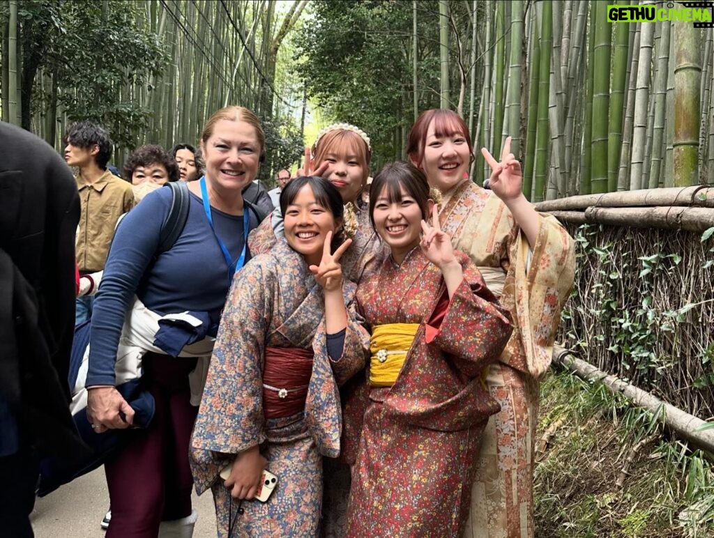 Leticia Calderón Instagram - 1.-árbol emblemático de Japón “Sakura”. 2.-Me emocioné al ver el tren de la Hello Kitty. 3.-Templo dorado “Kin Kami Ji”. 5.-Para mi flores exóticas. Preciosas. 6.-Vimos muchas personas usando el traje típico kimono (hay más de 10, 12 tipos de kimono) (el traje de los hombres se llama kimono montsuki). 7.-Bosque de bambú “Arashiyama”. 8.-vean el grosor (había más gruesos). 9.-nos tocó otra boda. 10.-y estas personas admirables (les dicen piernudos). Las calles no siempre estas planas, hay muchas subidas.