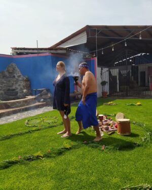 Leticia Calderón Instagram - Hoy 09 de agosto, día internacional de los pueblos indígenas quiero expresarles mi admiración y respeto. El temazcal fue una maravillosa  experiencia que nunca olvidaremos mis hijos y yo.
