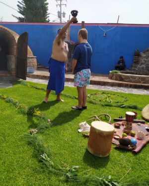 Leticia Calderón Instagram - Hoy 09 de agosto, día internacional de los pueblos indígenas quiero expresarles mi admiración y respeto. El temazcal fue una maravillosa  experiencia que nunca olvidaremos mis hijos y yo.