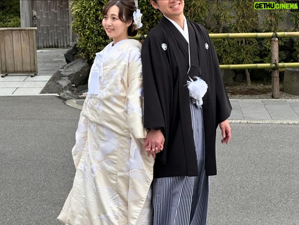 Leticia Calderón Instagram - 1.-árbol emblemático de Japón “Sakura”. 2.-Me emocioné al ver el tren de la Hello Kitty. 3.-Templo dorado “Kin Kami Ji”. 5.-Para mi flores exóticas. Preciosas. 6.-Vimos muchas personas usando el traje típico kimono (hay más de 10, 12 tipos de kimono) (el traje de los hombres se llama kimono montsuki). 7.-Bosque de bambú “Arashiyama”. 8.-vean el grosor (había más gruesos). 9.-nos tocó otra boda. 10.-y estas personas admirables (les dicen piernudos). Las calles no siempre estas planas, hay muchas subidas.