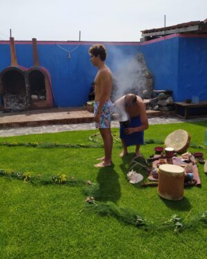 Leticia Calderón Instagram - Hoy 09 de agosto, día internacional de los pueblos indígenas quiero expresarles mi admiración y respeto. El temazcal fue una maravillosa  experiencia que nunca olvidaremos mis hijos y yo.