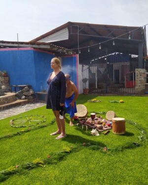 Leticia Calderón Instagram - Hoy 09 de agosto, día internacional de los pueblos indígenas quiero expresarles mi admiración y respeto. El temazcal fue una maravillosa  experiencia que nunca olvidaremos mis hijos y yo.