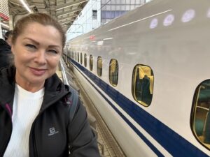 Leticia Calderón Instagram - Con la experiencia de viajar en el tren bala hacia Hiroshima. El Ave Fénix Impresionante y admirable. Y luego conociendo sus costumbres y comida. 🥘