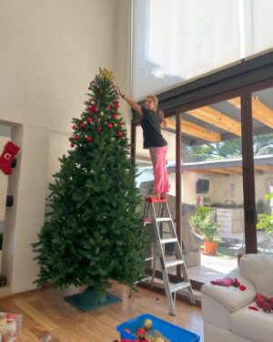 Leticia Calderón Instagram - Aquí casual, poniendo mi árbol 🌲 de más de 3 mts