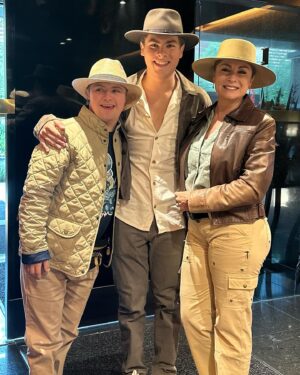 Leticia Calderón Instagram - Adivinen qué película fuimos a ver?…. 😜😁