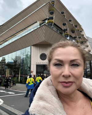 Leticia Calderón Instagram - Esperamos más de 2 horas para entrar en este starbucks de 5 pisos en Tokio donde a demás de vender snacks, tés, deliciosos postres y por supuesto una gran variedad de cafés te enseñan el proceso del café. Realmente fantástico.