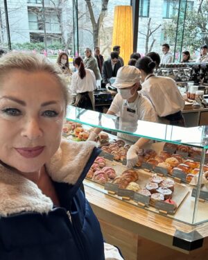 Leticia Calderón Instagram - Esperamos más de 2 horas para entrar en este starbucks de 5 pisos en Tokio donde a demás de vender snacks, tés, deliciosos postres y por supuesto una gran variedad de cafés te enseñan el proceso del café. Realmente fantástico.