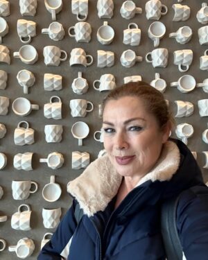 Leticia Calderón Instagram - Esperamos más de 2 horas para entrar en este starbucks de 5 pisos en Tokio donde a demás de vender snacks, tés, deliciosos postres y por supuesto una gran variedad de cafés te enseñan el proceso del café. Realmente fantástico.