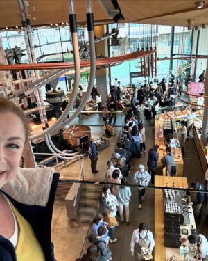 Leticia Calderón Instagram - Esperamos más de 2 horas para entrar en este starbucks de 5 pisos en Tokio donde a demás de vender snacks, tés, deliciosos postres y por supuesto una gran variedad de cafés te enseñan el proceso del café. Realmente fantástico.
