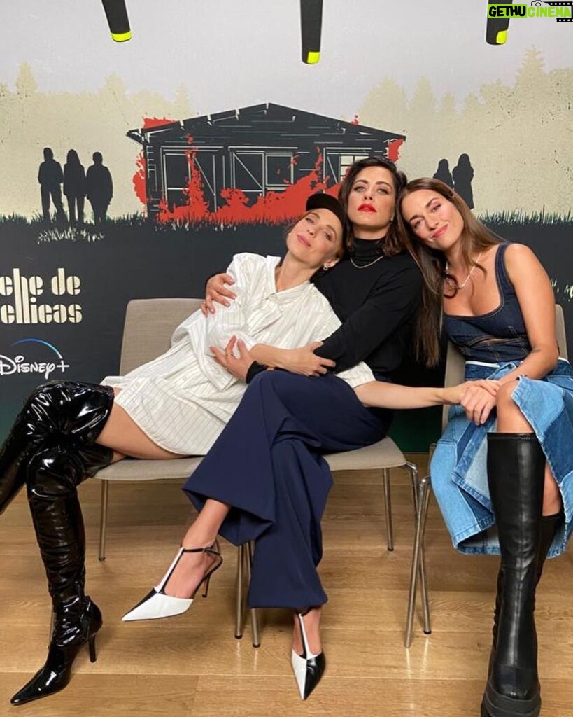 Leticia Dolera Instagram - Ayer presentamos #nochedechicas @silvia__alonso @marialeonbarrios y yo. Nos faltaron @paulausero y @aislinnderbez La serie creada por Javier Naya y dirigida por Sergio Cánovas ya está disponible en @disneypluses Gracias @jonathansanchez_art por el look y @paulasoroa por el makeup.