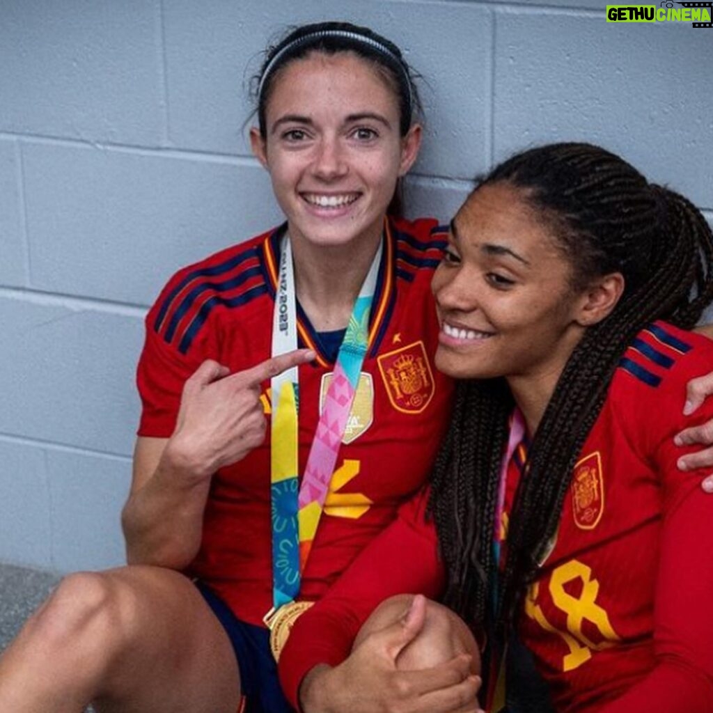 Leticia Dolera Instagram - Hace cinco años casi ni televisaban sus partidos. Han tenido todo un sistema cargado de prejuicios y discriminación en contra y aún así ahora son ¡¡CAMPEONAS DEL MUNDO!! 🔥🔥🔥 #referentes #campeonas