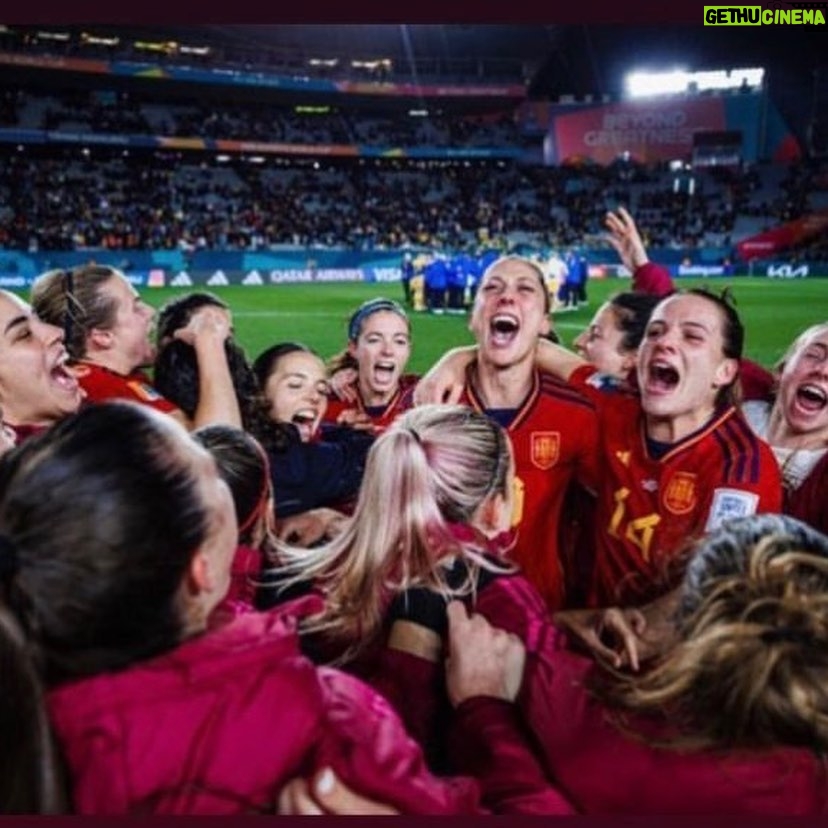 Leticia Dolera Instagram - Hace cinco años casi ni televisaban sus partidos. Han tenido todo un sistema cargado de prejuicios y discriminación en contra y aún así ahora son ¡¡CAMPEONAS DEL MUNDO!! 🔥🔥🔥 #referentes #campeonas