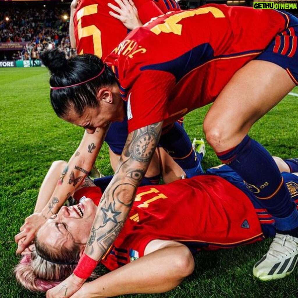 Leticia Dolera Instagram - Hace cinco años casi ni televisaban sus partidos. Han tenido todo un sistema cargado de prejuicios y discriminación en contra y aún así ahora son ¡¡CAMPEONAS DEL MUNDO!! 🔥🔥🔥 #referentes #campeonas