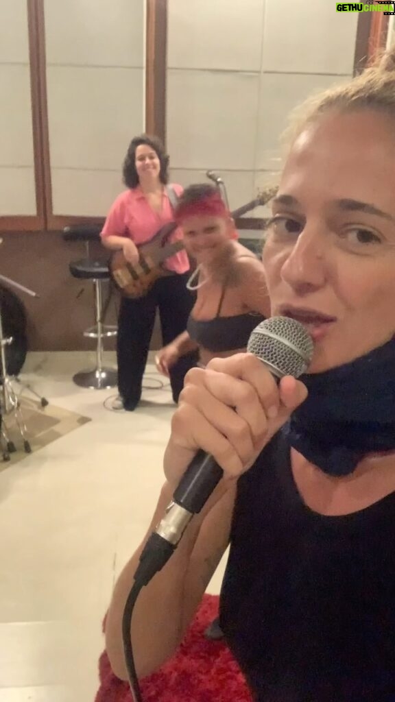 Letrux Instagram - ontem fui pro ensaio da participação que faço hoje aqui no show da @truckdodesejo, que é um bloco de mulheres lésbicas, bissexuais, não-bináries e transmaculinos de Belo Horizonte. {é mais que urgente o feminismo considerar a interseccionalidade para avançar em questões fundamentais}⚡️ fui muito bem recebida por pessoas talentosas, musicistes excelentes, e sempre bate aquela emoção de entender que OPA, minha música bateu aqui pra essa galera. é bonito ouvir uma outra banda tocando músicas suas. outros jeitos e maneiras mas aquele tesão de quem ouviu, gostou e agora aprendeu a tocar. hoje é a celebração do aniversário do @espacoyana, onde sou sempre bem recebida, (comidas de sonhar). os ingressos estão esgotados. e eu estou animada demais com tudo isso. viva a música, viva a emoção que a música causa e viva você ser quem você quiser ser, sem desrespeitar ninguém. até mais tarde, bh. vem de coração aberto. tchau, verão. olá, outono.