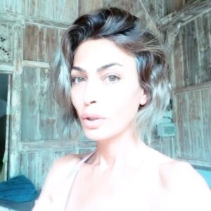 Leyla Bilginel Instagram - Güzel canlar biraz motive olmaya umudumuzu yükseltmeye ihtiyacımız var! Bunun en önemli detayı bir olabilmeyi bilmemizde saklı. Yaydığımız enerjiler çok önemli. Nasıl mı? Ağzımızdan çıkan her cümlemin bir gücü var. Peki biz bunu nasıl var ediyoruz. Gerçek anlamda neye hizmet ediyoruz. Bilmeden veya bilerek. Yeni dünya düzeni nedir küresel patronlar kimdir? Bizden ne istiyorlar? Biz onlara istediklerini nasıl veriyoruz... ve daha bir çok detay saat 13:00 canlı yayında konuşalım canlar!