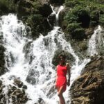 Leyla Bilginel Instagram - Su hayattır! Bunu bilmeyen yoktur. Rabbimin biz kullarına verdiği en değerli hazinelerden biridir. Dünyanın bir çok güzelliğini tükettiğimiz gibi suyuda tüketiyoruz! Mevsimlerin düzeniyle oynayanlara biz insanlarda yardımcı oluyoruz! Her satın aldığımız arabayla mesela... hiç düşünmeden yaptığımız bir çok eylemle buna ortak oluyoruz! Ve bir gün o günün geleceğini hiç düşünmüyoruz! Bir yudum su İçin insanlar birbirini katledecek! Bizler sadece şu anı ve bu andaki konforlu hayatı düşünüyoruz ve onu kovalıyoruz! Ya gelecek ne olacak canlar! Çocuklarımıza ne bırakacağız hiç bunu düşünmüyor muyuz? #su #hayat #yaşam #dünya #susuztoprak #insan