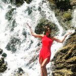 Leyla Bilginel Instagram - Su hayattır! Bunu bilmeyen yoktur. Rabbimin biz kullarına verdiği en değerli hazinelerden biridir. Dünyanın bir çok güzelliğini tükettiğimiz gibi suyuda tüketiyoruz! Mevsimlerin düzeniyle oynayanlara biz insanlarda yardımcı oluyoruz! Her satın aldığımız arabayla mesela... hiç düşünmeden yaptığımız bir çok eylemle buna ortak oluyoruz! Ve bir gün o günün geleceğini hiç düşünmüyoruz! Bir yudum su İçin insanlar birbirini katledecek! Bizler sadece şu anı ve bu andaki konforlu hayatı düşünüyoruz ve onu kovalıyoruz! Ya gelecek ne olacak canlar! Çocuklarımıza ne bırakacağız hiç bunu düşünmüyor muyuz? #su #hayat #yaşam #dünya #susuztoprak #insan