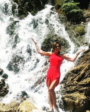 Leyla Bilginel Instagram - Su hayattır! Bunu bilmeyen yoktur. Rabbimin biz kullarına verdiği en değerli hazinelerden biridir.  Dünyanın bir çok güzelliğini tükettiğimiz gibi suyuda tüketiyoruz! Mevsimlerin düzeniyle oynayanlara biz insanlarda yardımcı oluyoruz! Her satın aldığımız arabayla mesela... hiç düşünmeden yaptığımız bir çok eylemle buna ortak oluyoruz! Ve bir gün o günün geleceğini hiç düşünmüyoruz! Bir yudum su İçin insanlar birbirini katledecek! Bizler sadece şu anı ve bu andaki konforlu hayatı düşünüyoruz ve onu kovalıyoruz! Ya gelecek ne olacak canlar! Çocuklarımıza ne bırakacağız hiç bunu düşünmüyor muyuz?  #su #hayat  #yaşam #dünya #susuztoprak #insan