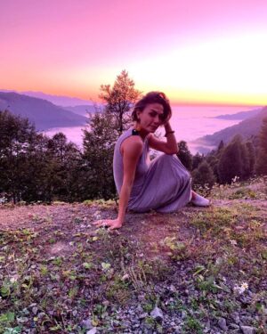 Leyla Bilginel Instagram - Baktığım her yerdesin! Soluduğum her nefeste! Dokunduğum tüm güzelliklerde sen varsın! Güneşin doğuşu, batışı. Ayın ilk hali ve tamamlanmış son halisin! Ey güzel ALLAHIM sen benim çocukluktan bu yana sığındığım tek sahibimsin! Bu can bu bedene senden geldi. Son nefesime kadar bu beden senin aşkınla bir olur ve sonrası senin takdirinle neyse o olur! Şu yaşadığım dünyada insan olmanın özünde benliğimi ikrarımı bir kılayım bunu başara bileyim. Tek arzum budur RABBİM! 

Ey güzel canlar her uyandığımız sabaha minnet duyalım mutlu olalım ve kötülüğe fırsat vermeyelim! Onların istediği umutsuzluk mutsuzluk bıkkınlık tükenmişlik uzak dursun bedenimizden ve ruhumuzdan. Her şeye rağmen şükürler olsun, hamdolsun ve daim olsun! 🥰🙏🏻 Günaydın olsun herkese 🌸