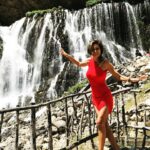 Leyla Bilginel Instagram - Su hayattır! Bunu bilmeyen yoktur. Rabbimin biz kullarına verdiği en değerli hazinelerden biridir. Dünyanın bir çok güzelliğini tükettiğimiz gibi suyuda tüketiyoruz! Mevsimlerin düzeniyle oynayanlara biz insanlarda yardımcı oluyoruz! Her satın aldığımız arabayla mesela... hiç düşünmeden yaptığımız bir çok eylemle buna ortak oluyoruz! Ve bir gün o günün geleceğini hiç düşünmüyoruz! Bir yudum su İçin insanlar birbirini katledecek! Bizler sadece şu anı ve bu andaki konforlu hayatı düşünüyoruz ve onu kovalıyoruz! Ya gelecek ne olacak canlar! Çocuklarımıza ne bırakacağız hiç bunu düşünmüyor muyuz? #su #hayat #yaşam #dünya #susuztoprak #insan