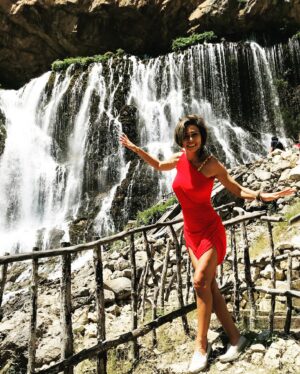 Leyla Bilginel Instagram - Su hayattır! Bunu bilmeyen yoktur. Rabbimin biz kullarına verdiği en değerli hazinelerden biridir.  Dünyanın bir çok güzelliğini tükettiğimiz gibi suyuda tüketiyoruz! Mevsimlerin düzeniyle oynayanlara biz insanlarda yardımcı oluyoruz! Her satın aldığımız arabayla mesela... hiç düşünmeden yaptığımız bir çok eylemle buna ortak oluyoruz! Ve bir gün o günün geleceğini hiç düşünmüyoruz! Bir yudum su İçin insanlar birbirini katledecek! Bizler sadece şu anı ve bu andaki konforlu hayatı düşünüyoruz ve onu kovalıyoruz! Ya gelecek ne olacak canlar! Çocuklarımıza ne bırakacağız hiç bunu düşünmüyor muyuz?  #su #hayat  #yaşam #dünya #susuztoprak #insan