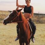 Leyla Bilginel Instagram - Bir gün yüzlerce çocukla ve bir çok hayvanla yaşayacağım ! Bol bol at bineceğim dağlara ovalara dört nala özgürlüğün taaa kucağına koşacağım! Allah’ımın izniyle bir gün hayalimde ki o köyü dolu dolu yaşayacağım. Bir gün gelecek bir avuç toprağı ve toprakta suyu olan hayatta kalacak! Bu gün insanların beğenmediği o köy hayatı arayıpta bulamadığınız yer olacak! Şimdiden oğullarımı hazırlıyorum! İlerde hiç bir şey ifade etmeyecek diplomaların peşinde stres içinde değil. İnancın gittikçe kaybolduğu bu yeni dünya düzeninde ALLAH sevgisi ve toprak aşkıyla büyütüyor ve hazırlıyorum! 🥰🙏