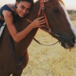 Leyla Bilginel Instagram - Bir gün yüzlerce çocukla ve bir çok hayvanla yaşayacağım ! Bol bol at bineceğim dağlara ovalara dört nala özgürlüğün taaa kucağına koşacağım! Allah’ımın izniyle bir gün hayalimde ki o köyü dolu dolu yaşayacağım. Bir gün gelecek bir avuç toprağı ve toprakta suyu olan hayatta kalacak! Bu gün insanların beğenmediği o köy hayatı arayıpta bulamadığınız yer olacak! Şimdiden oğullarımı hazırlıyorum! İlerde hiç bir şey ifade etmeyecek diplomaların peşinde stres içinde değil. İnancın gittikçe kaybolduğu bu yeni dünya düzeninde ALLAH sevgisi ve toprak aşkıyla büyütüyor ve hazırlıyorum! 🥰🙏