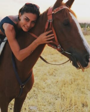 Leyla Bilginel Instagram - Bir gün yüzlerce çocukla ve bir çok hayvanla yaşayacağım ! Bol bol at bineceğim dağlara ovalara dört nala özgürlüğün taaa kucağına koşacağım! Allah’ımın izniyle bir gün hayalimde ki o köyü dolu dolu yaşayacağım. Bir gün gelecek bir avuç toprağı ve  toprakta suyu olan hayatta kalacak! Bu gün insanların beğenmediği o köy hayatı arayıpta bulamadığınız yer olacak! Şimdiden oğullarımı hazırlıyorum! İlerde hiç bir şey ifade etmeyecek diplomaların peşinde stres içinde değil. İnancın  gittikçe kaybolduğu bu yeni dünya düzeninde ALLAH sevgisi ve toprak aşkıyla büyütüyor ve hazırlıyorum! 🥰🙏