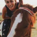 Leyla Bilginel Instagram - Bir gün yüzlerce çocukla ve bir çok hayvanla yaşayacağım ! Bol bol at bineceğim dağlara ovalara dört nala özgürlüğün taaa kucağına koşacağım! Allah’ımın izniyle bir gün hayalimde ki o köyü dolu dolu yaşayacağım. Bir gün gelecek bir avuç toprağı ve toprakta suyu olan hayatta kalacak! Bu gün insanların beğenmediği o köy hayatı arayıpta bulamadığınız yer olacak! Şimdiden oğullarımı hazırlıyorum! İlerde hiç bir şey ifade etmeyecek diplomaların peşinde stres içinde değil. İnancın gittikçe kaybolduğu bu yeni dünya düzeninde ALLAH sevgisi ve toprak aşkıyla büyütüyor ve hazırlıyorum! 🥰🙏