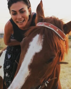 Leyla Bilginel Instagram - Bir gün yüzlerce çocukla ve bir çok hayvanla yaşayacağım ! Bol bol at bineceğim dağlara ovalara dört nala özgürlüğün taaa kucağına koşacağım! Allah’ımın izniyle bir gün hayalimde ki o köyü dolu dolu yaşayacağım. Bir gün gelecek bir avuç toprağı ve  toprakta suyu olan hayatta kalacak! Bu gün insanların beğenmediği o köy hayatı arayıpta bulamadığınız yer olacak! Şimdiden oğullarımı hazırlıyorum! İlerde hiç bir şey ifade etmeyecek diplomaların peşinde stres içinde değil. İnancın  gittikçe kaybolduğu bu yeni dünya düzeninde ALLAH sevgisi ve toprak aşkıyla büyütüyor ve hazırlıyorum! 🥰🙏