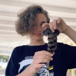 Leyla Bilginel Instagram - Oğlumun seçimlerine hiç karışmam! Eğer fikrimi sorarsa beyan ederim! Veya bir konu olduğunda hem pozitif hem negatif tarafını açıklarım ve karar senin Kayra derim! Ve onun üzerine açıklama net olunca kararının sonucunu daha düşünerek hareket ediyor. Ve işte bir değişiklik istedi herkesin çok sevdiği o uzun saçlar kısaldı 😁 biz çok beğendik ❤️