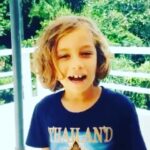 Leyla Bilginel Instagram - Kayram yedi yaşında bir anneler gününde phuketteki evimizin balkonundan böyle seslenmişti tüm çocuklara. Onun bu hallerini özlüyorum 🥰🙏 işte bu gün on iki yaşında ergenliğe doğru giden yetişkin bir çocuk. Evlatlarımızı ne olur sisteme kurban ermeyelim. Yeni çağa uyum sağlasın diye onlara zarar vermeyelim verenlere de müsade etmeyelim! ❤️