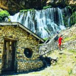 Leyla Bilginel Instagram - Bir avuç toprak, bir yudum su! İşte hayatın tek gerçeği! Bu gün sular tüketiliyor gereğinden fazla... topraksa hiç ediliyor! Sahte tohumlar ekilirken ata tohumları yok oluyor! Maddesel arzular üzerine kurulmuş yaşamlar... ve kontrolsüz üreme sadece tüketme endeksli bir dünya! Farkındamıyız acaba ALLAHIN var ettiği bu güzel dünyayı yok ediyoruz! Ki bırakın dünyayı Cenab-ı hakkın varlığı siliniyor kalplerden! Yeni nesil ne toprak biliyor ne su ne allah inancı var nede kalplerde dua! Gidişatı görmeyen biz insanların sonuysa şeytanın kucağı!