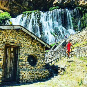 Leyla Bilginel Instagram - Bir avuç toprak, bir yudum su! İşte hayatın tek gerçeği! Bu gün sular tüketiliyor gereğinden fazla... topraksa hiç ediliyor! Sahte tohumlar ekilirken ata tohumları yok oluyor! Maddesel arzular üzerine kurulmuş yaşamlar... ve kontrolsüz üreme sadece tüketme endeksli bir dünya! Farkındamıyız acaba ALLAHIN var ettiği bu güzel dünyayı yok ediyoruz! Ki bırakın dünyayı Cenab-ı hakkın varlığı siliniyor kalplerden! Yeni nesil ne toprak biliyor ne su ne allah inancı var nede kalplerde dua! Gidişatı görmeyen biz insanların sonuysa şeytanın kucağı!
